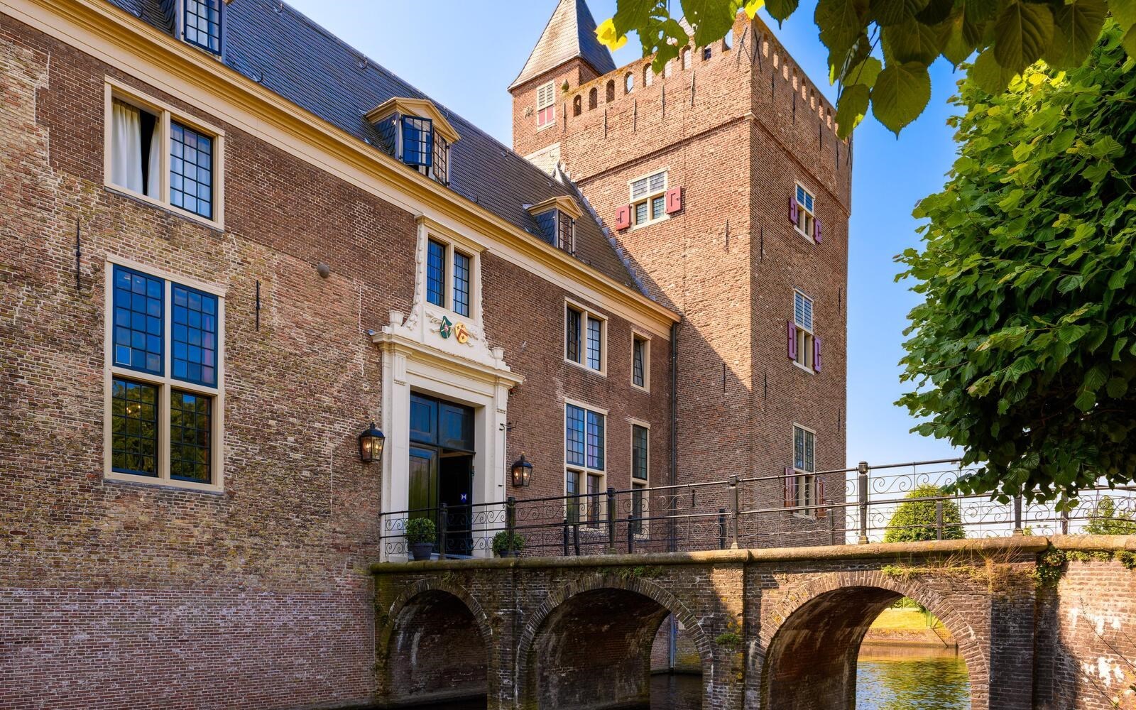 Overnacht in een wereld vol ridders en prinsessen in een betoverende kasteeltoren familiekamer