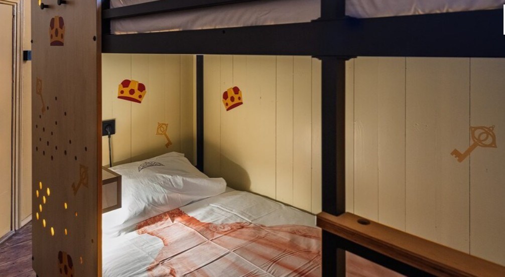 Overnacht in een wereld vol ridders en prinsessen in een betoverende kasteeltoren familiekamer