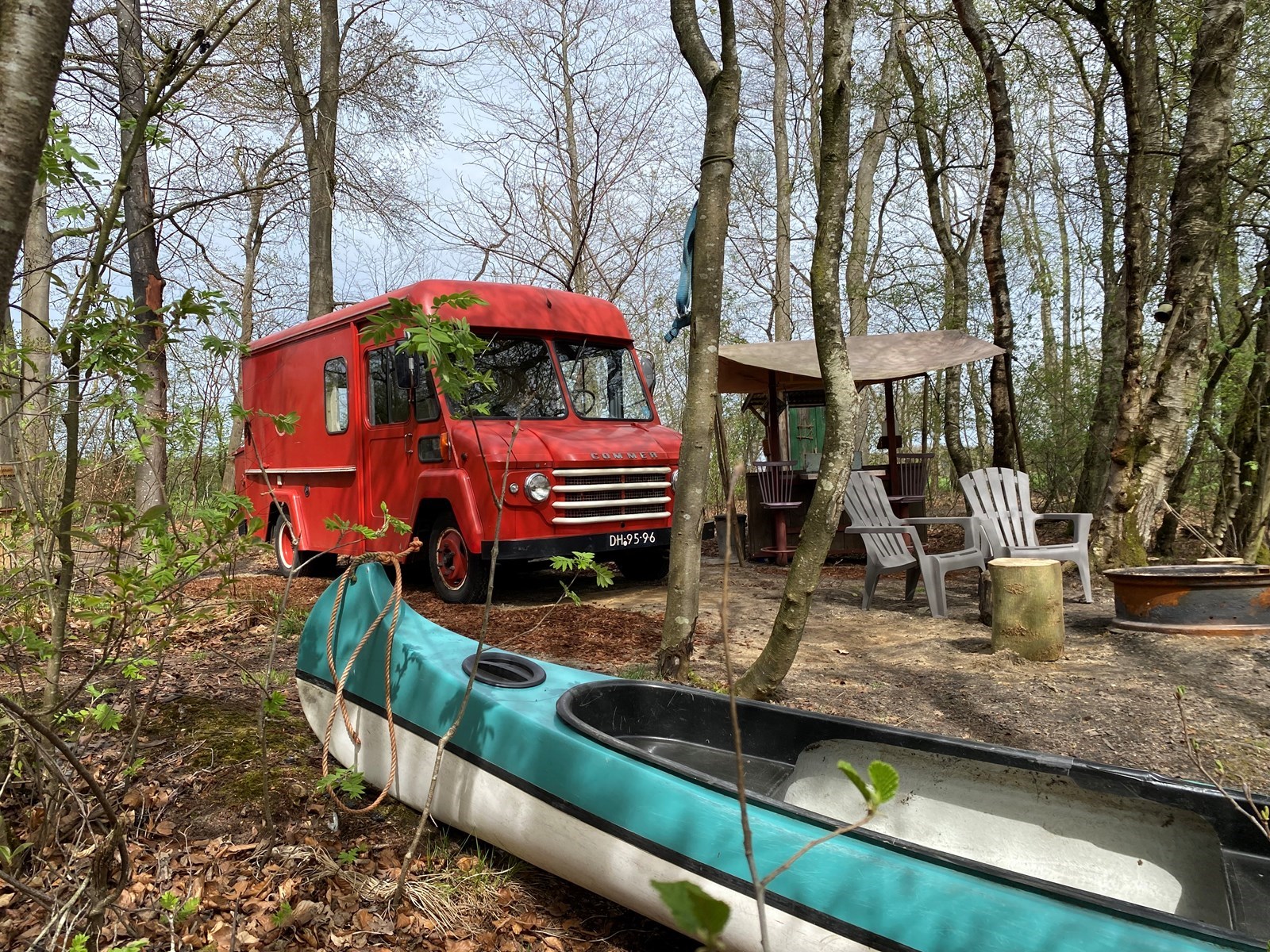 Kampeergeluk in een vintage kampeerbus aan het Pingomeer