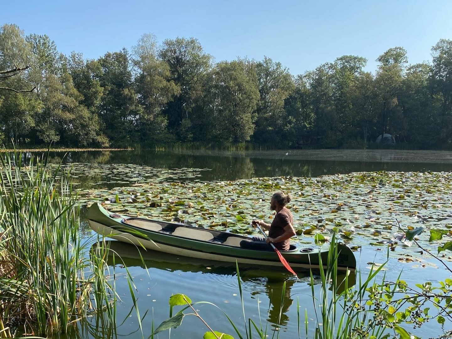 Kampeergeluk in een vintage kampeerbus aan het Pingomeer