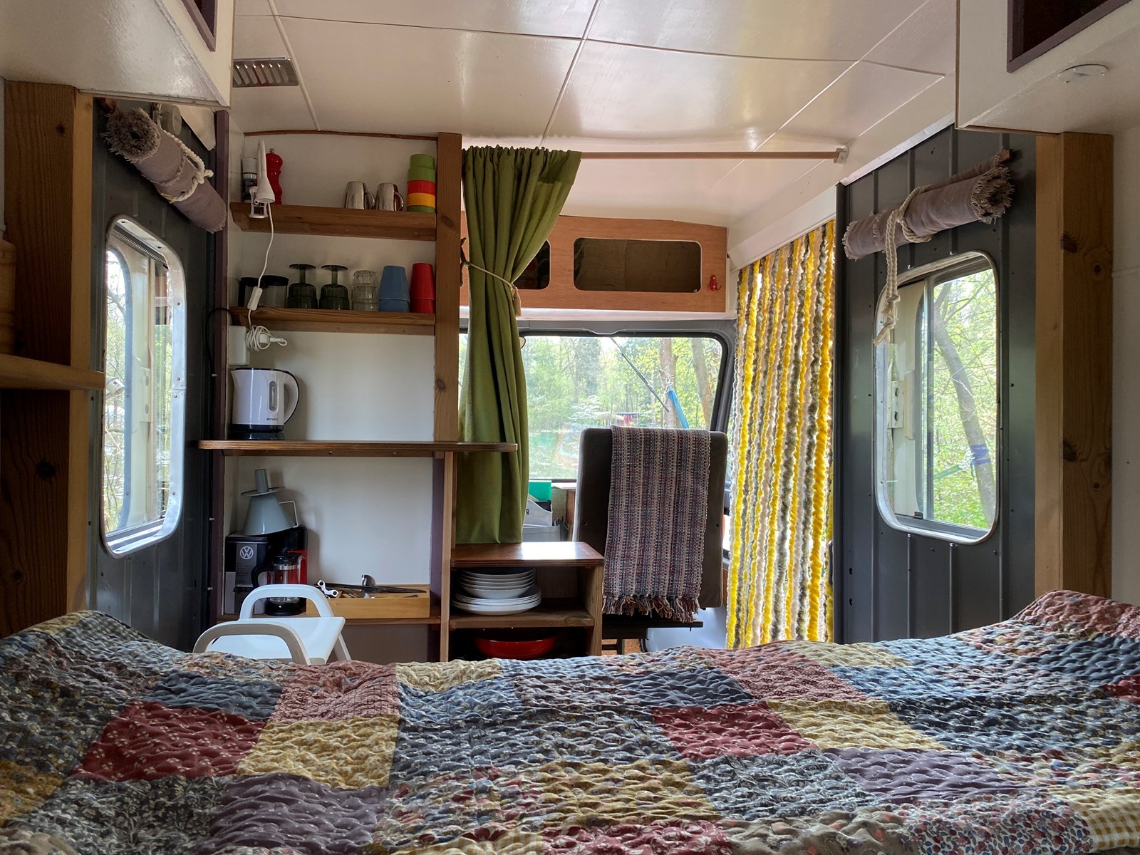 Kampeergeluk in een vintage kampeerbus aan het Pingomeer