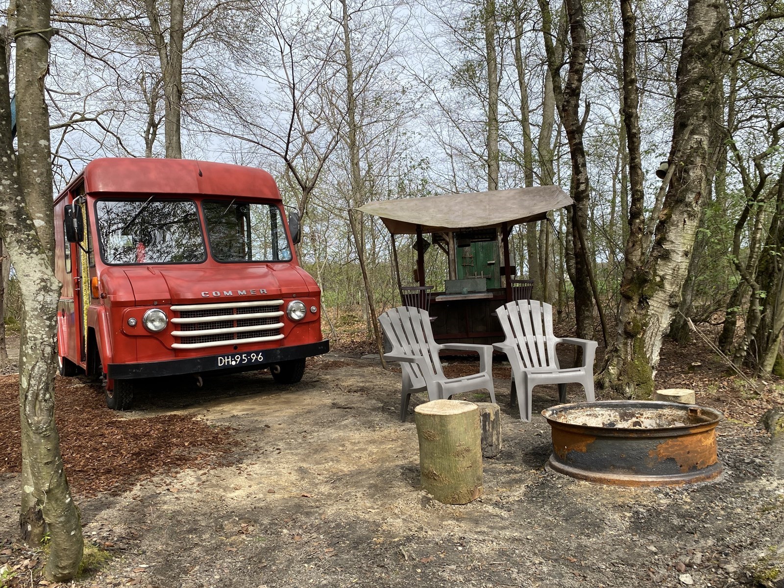 Kampeergeluk in een vintage kampeerbus aan het Pingomeer
