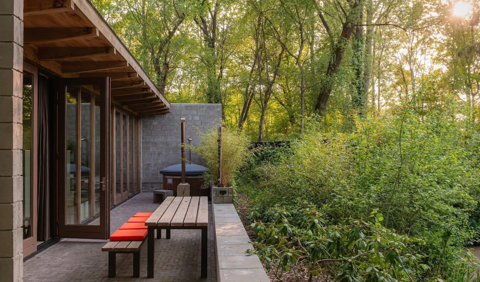 Een eigenzinnige design-hideaway met hottub en panoramisch meerzicht