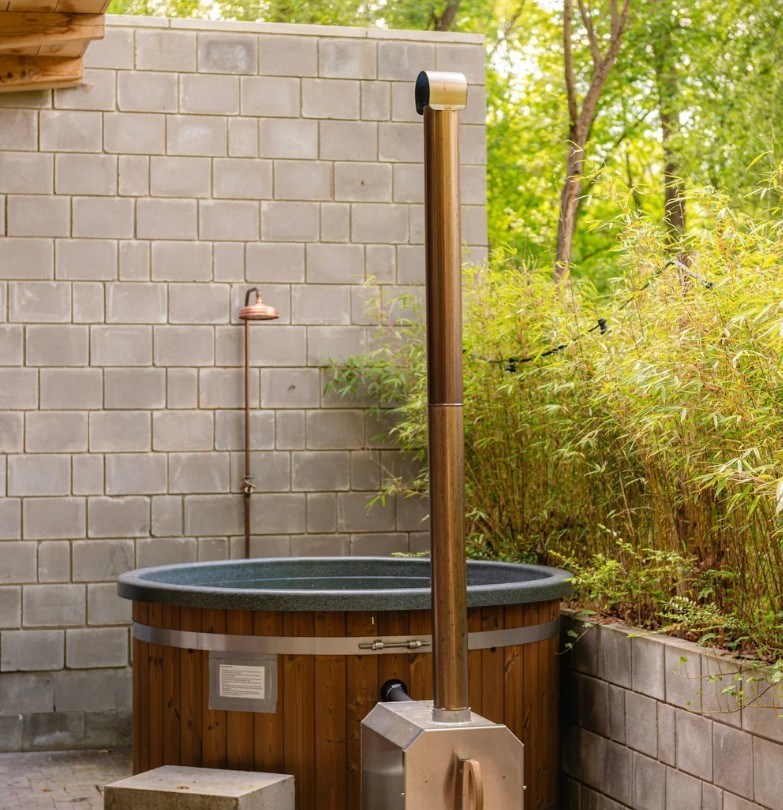 Een eigenzinnige design-hideaway met hottub en panoramisch meerzicht