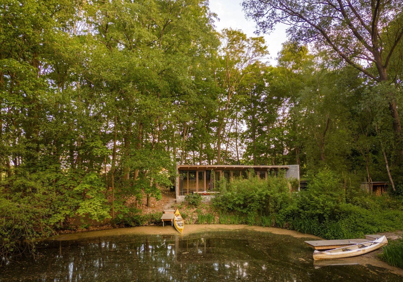 Een eigenzinnige design-hideaway met hottub en panoramisch meerzicht