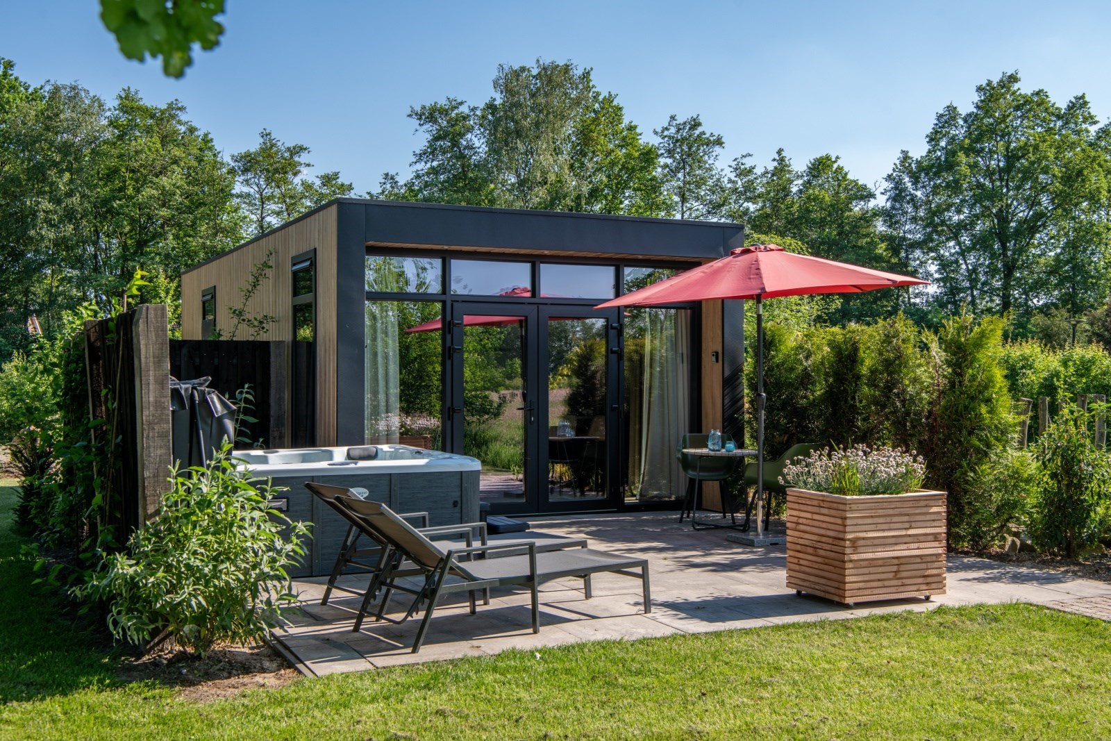 Wellnesslodge met een 2 persoons infraroodsauna en jacuzzi met een prachtig uitzicht over de Drentse natuur