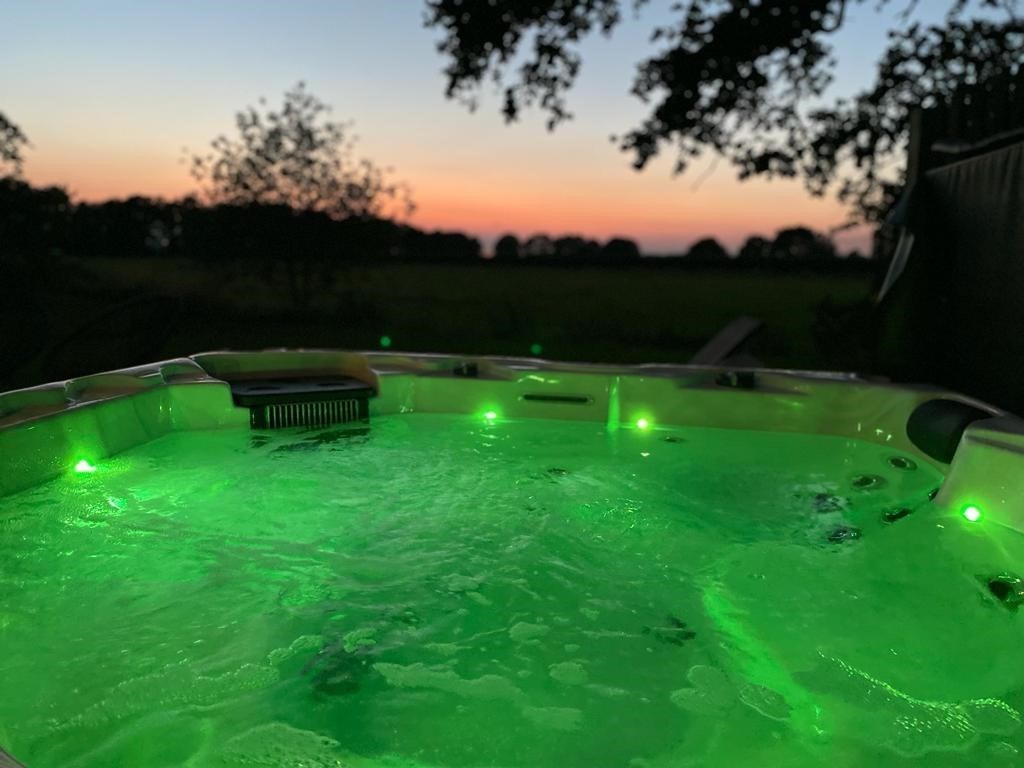 Wellnesslodge met een 2 persoons infraroodsauna en jacuzzi met een prachtig uitzicht over de Drentse natuur