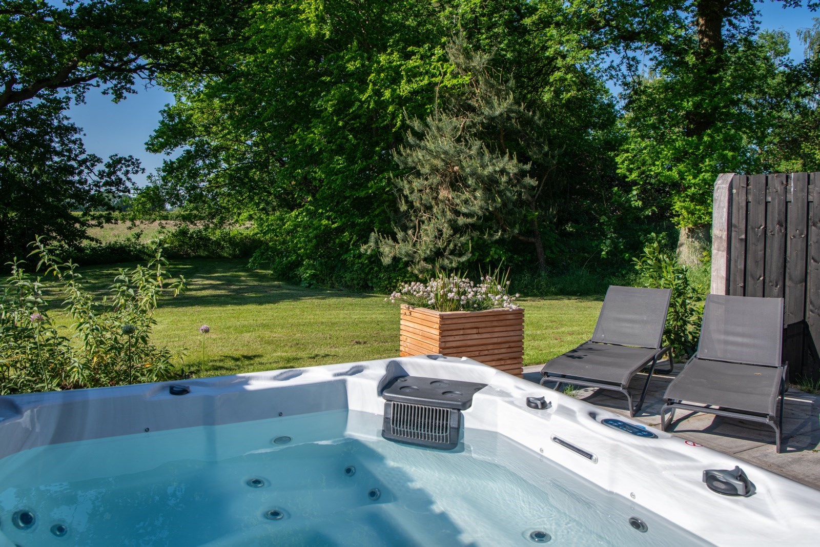 Wellnesslodge met sauna en jacuzzi met een prachtig uitzicht over de Drentse natuur
