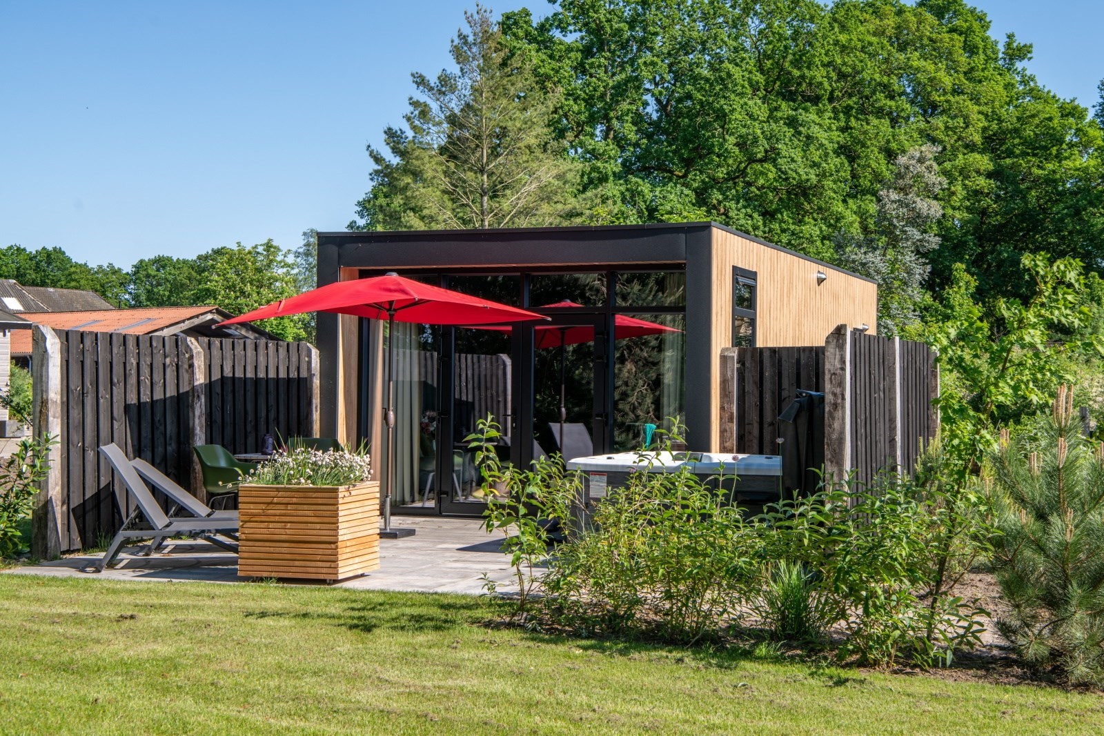 Wellnesslodge met sauna en jacuzzi met een prachtig uitzicht over de Drentse natuur