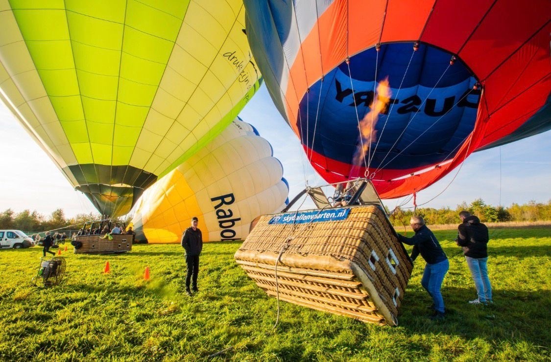 Pipowagen waar regelmatig luchtballonnen opstijgen vanaf het naastgelegen opstijgveld