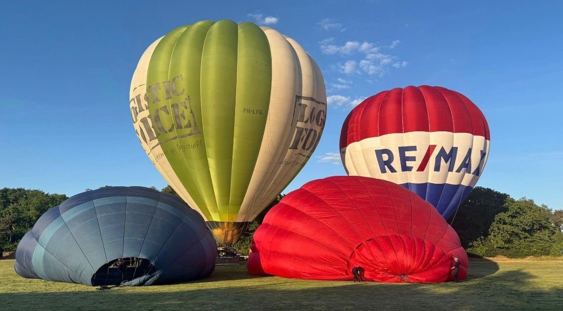 Pipowagen waar regelmatig luchtballonnen opstijgen vanaf het naastgelegen opstijgveld