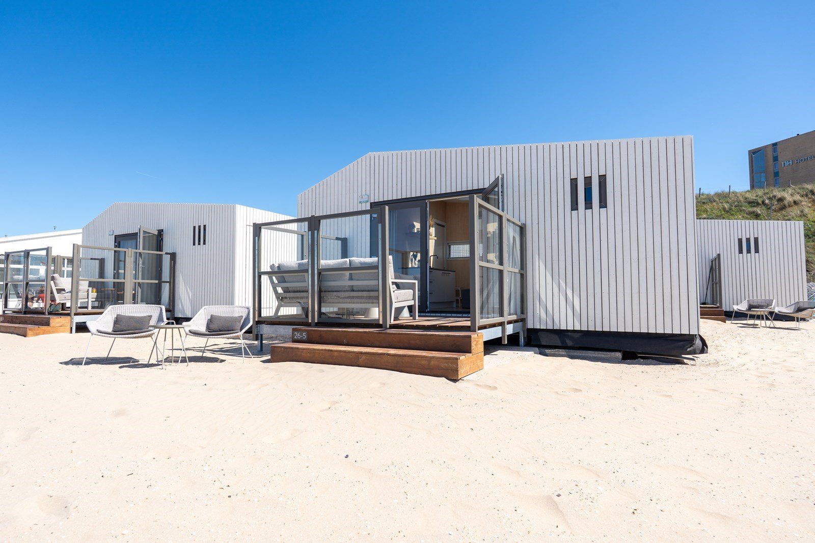 Strandhuisje met zeezicht op het strand van Zandvoort aan Zee