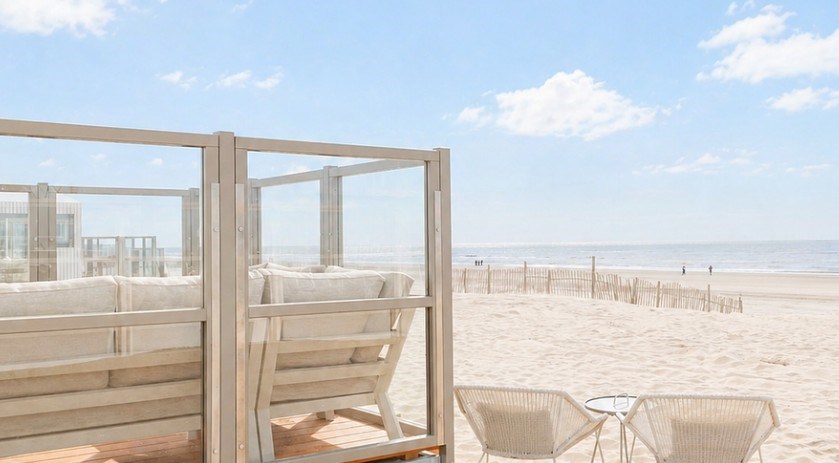Strandhuisje met zeezicht op het strand van Zandvoort aan Zee