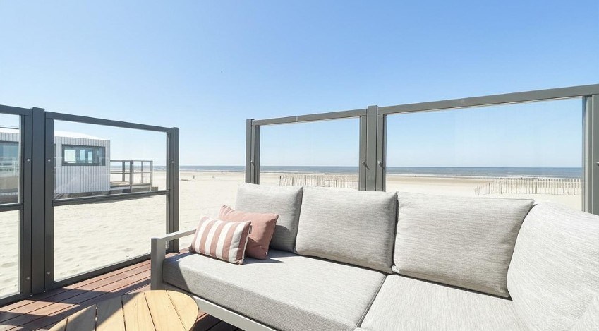 Strandhuisje met zeezicht op het strand van Zandvoort aan Zee