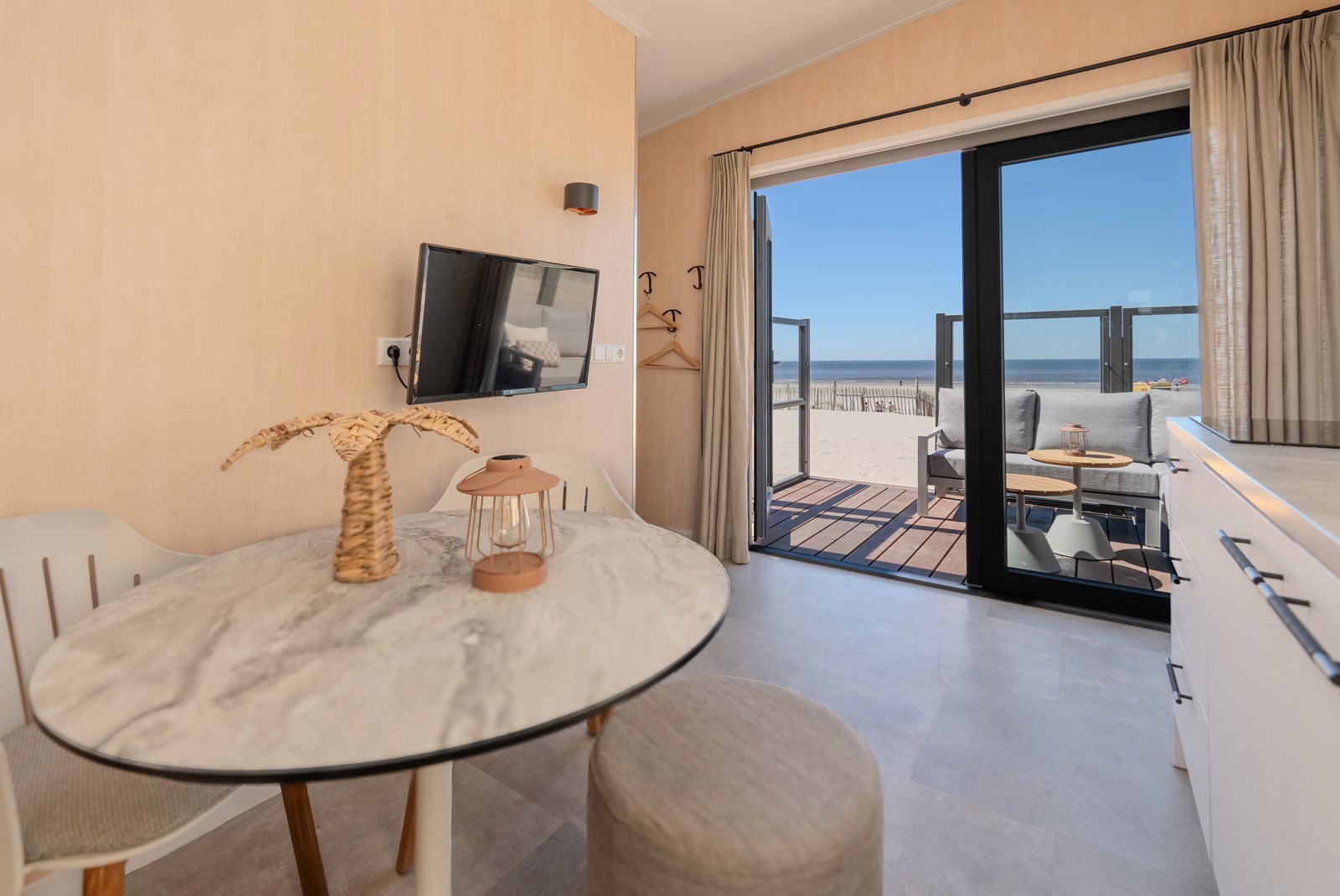 Strandhuisje met zeezicht op het strand van Zandvoort aan Zee