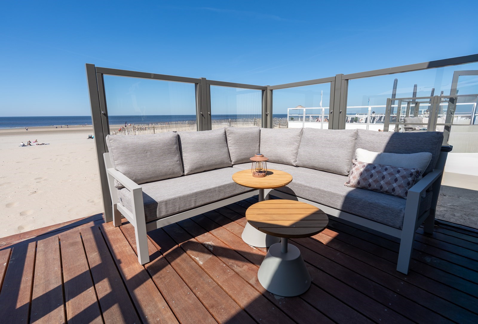 Strandhuisje met zeezicht op het strand van Zandvoort aan Zee