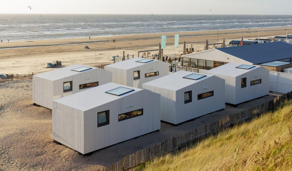 Strandhuisje met zeezicht op het strand van Zandvoort aan Zee