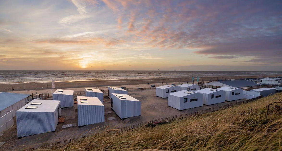 Strandhuisje met zeezicht op het strand van Zandvoort aan Zee