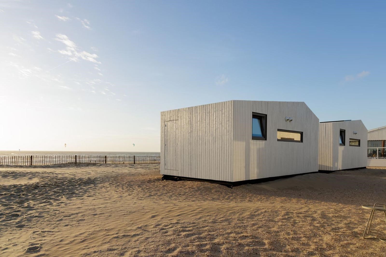 Strandhuisje met zeezicht op het strand van Zandvoort aan Zee