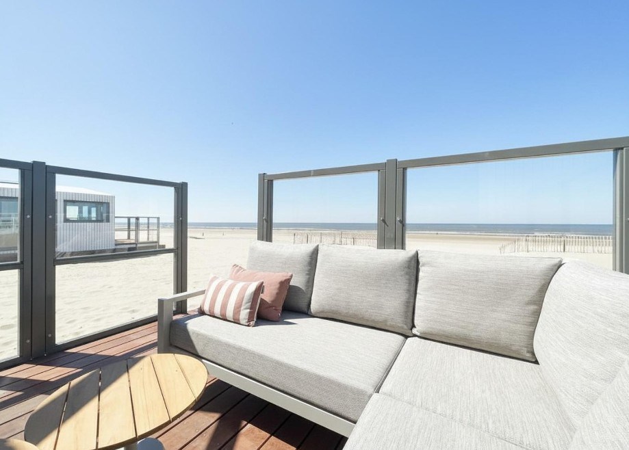 Strandhuisje met zeezicht op het strand van Zandvoort aan Zee