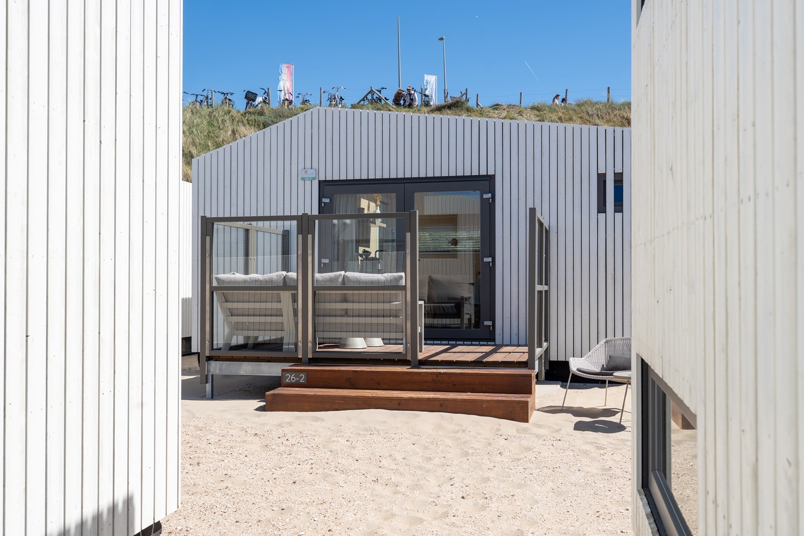 Strandhuisje met gedeeltelijk zeezicht op het strand van Zandvoort aan Zee