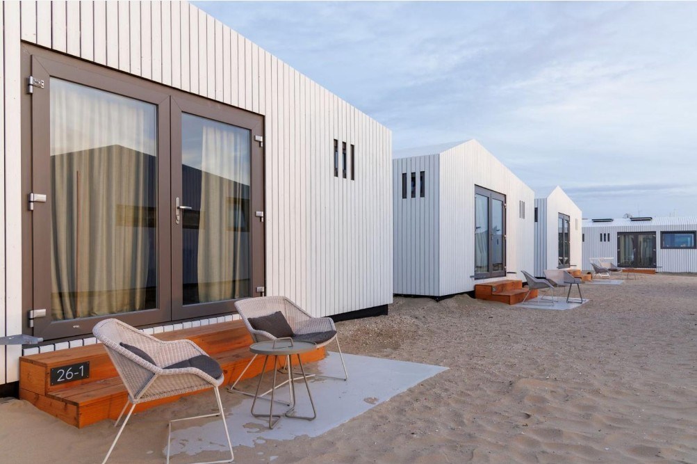 Strandhuisje met gedeeltelijk zeezicht op het strand van Zandvoort aan Zee