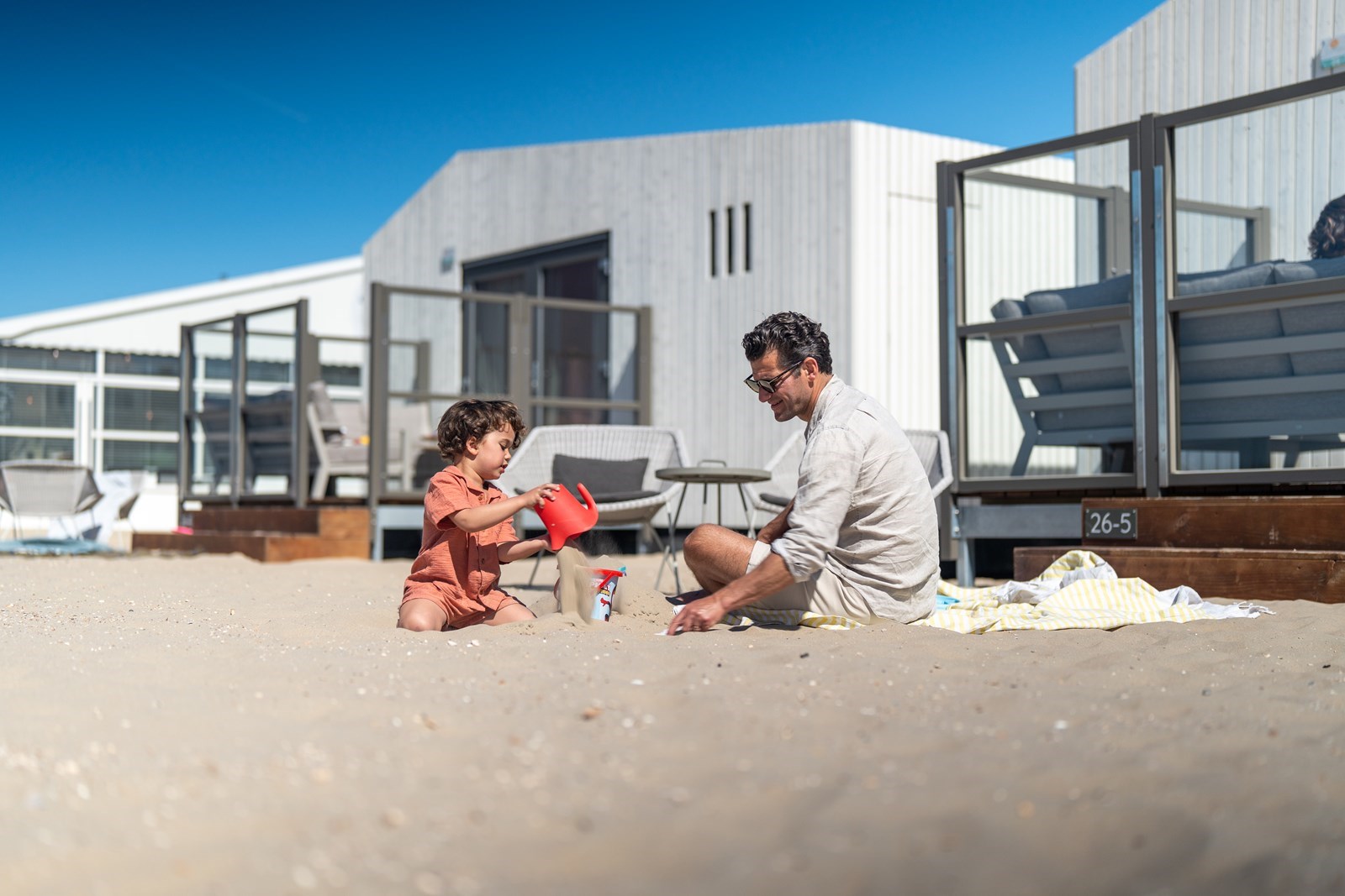 Strandhuisje met gedeeltelijk zeezicht op het strand van Zandvoort aan Zee