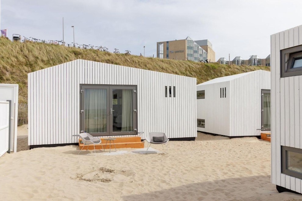 Strandhuisje met gedeeltelijk zeezicht op het strand van Zandvoort aan Zee