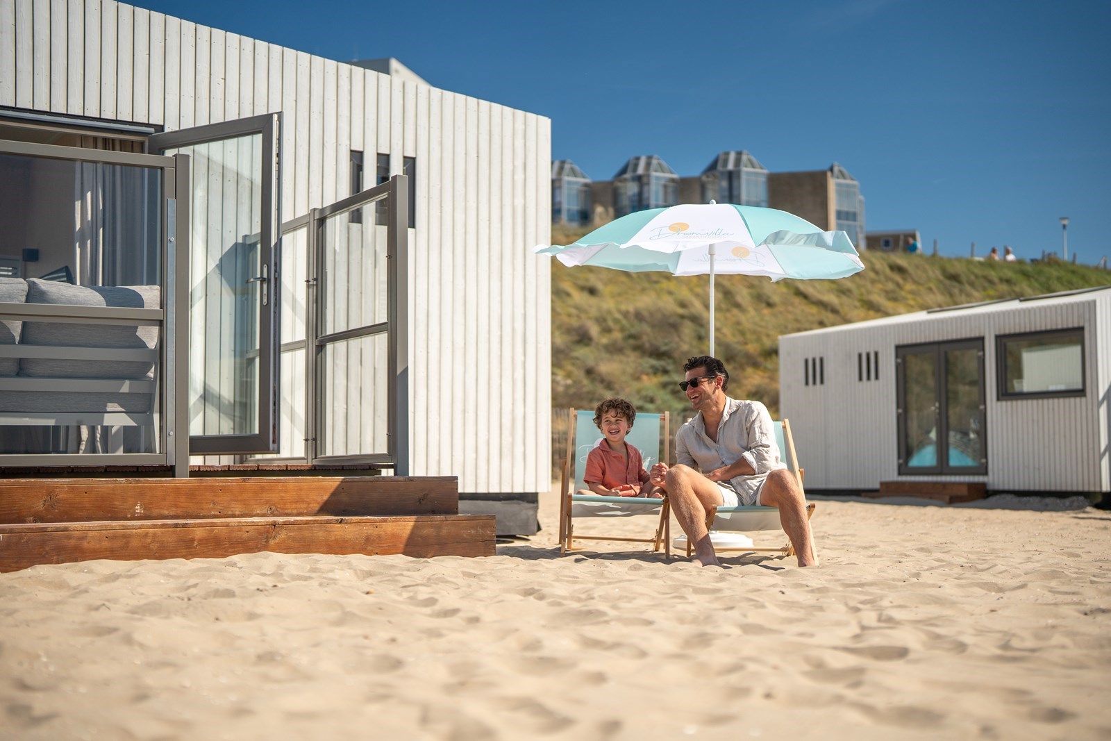 Strandhuisje met gedeeltelijk zeezicht op het strand van Zandvoort aan Zee