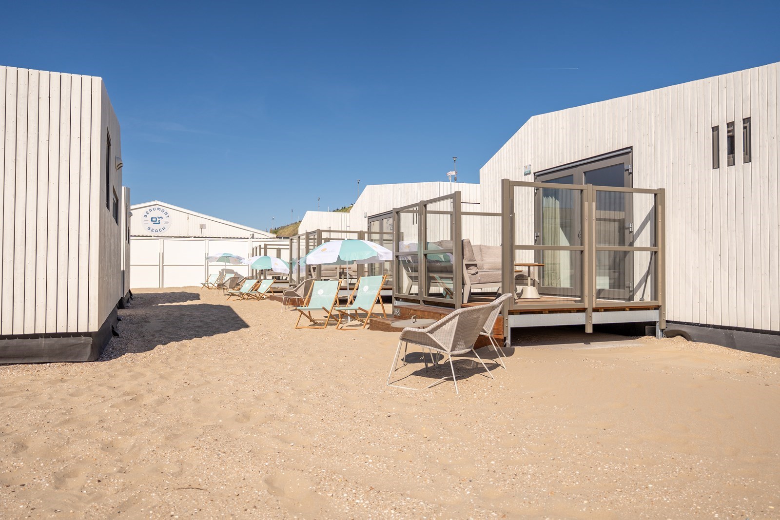 Strandhuisje met gedeeltelijk zeezicht op het strand van Zandvoort aan Zee