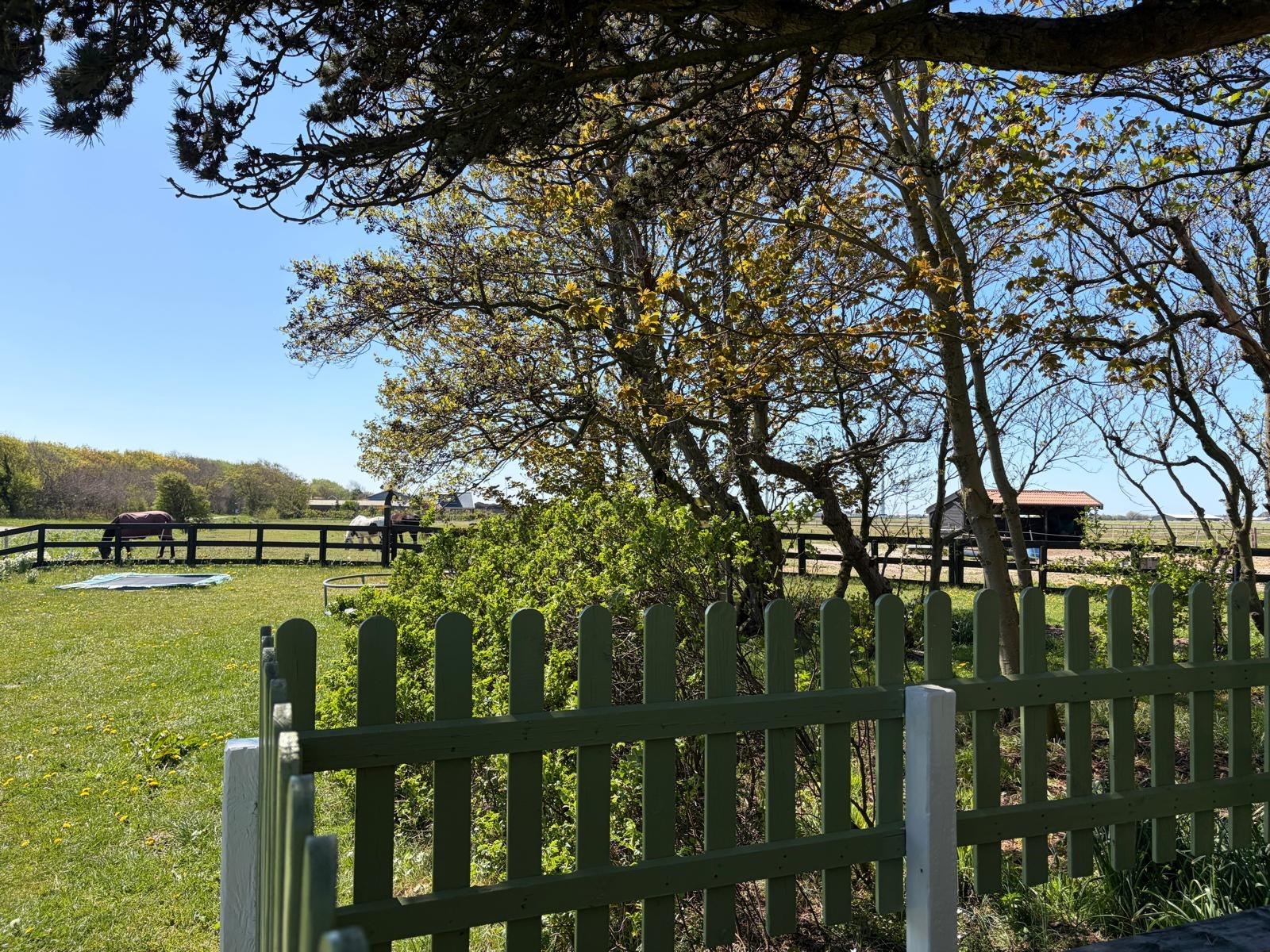 Proef het échte boerderijleven vanuit een idyllische pipowagen aan de kust