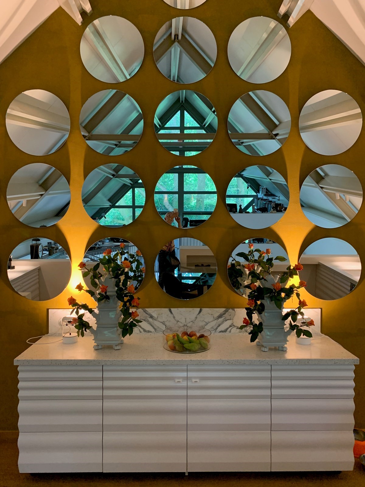 Kleurrijke design kamer in een gerenoveerde boerderij