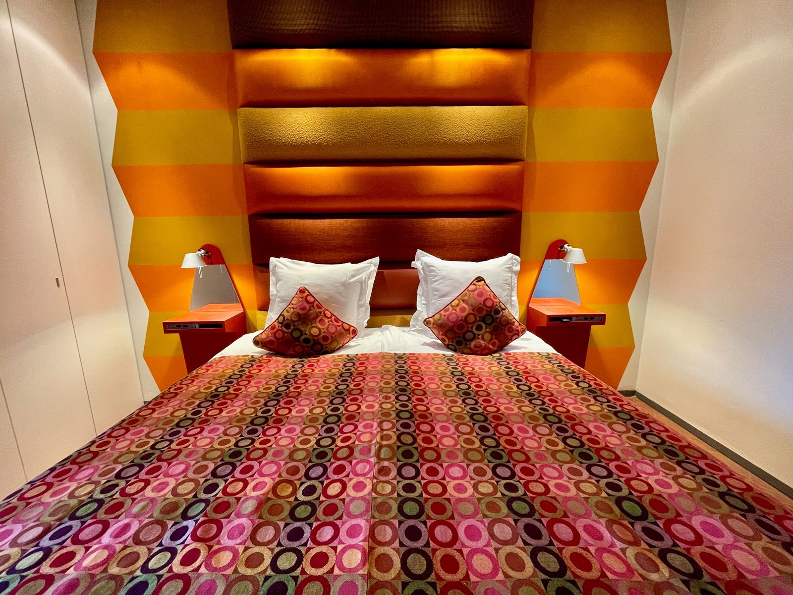 Kleurrijke design kamer in een gerenoveerde boerderij