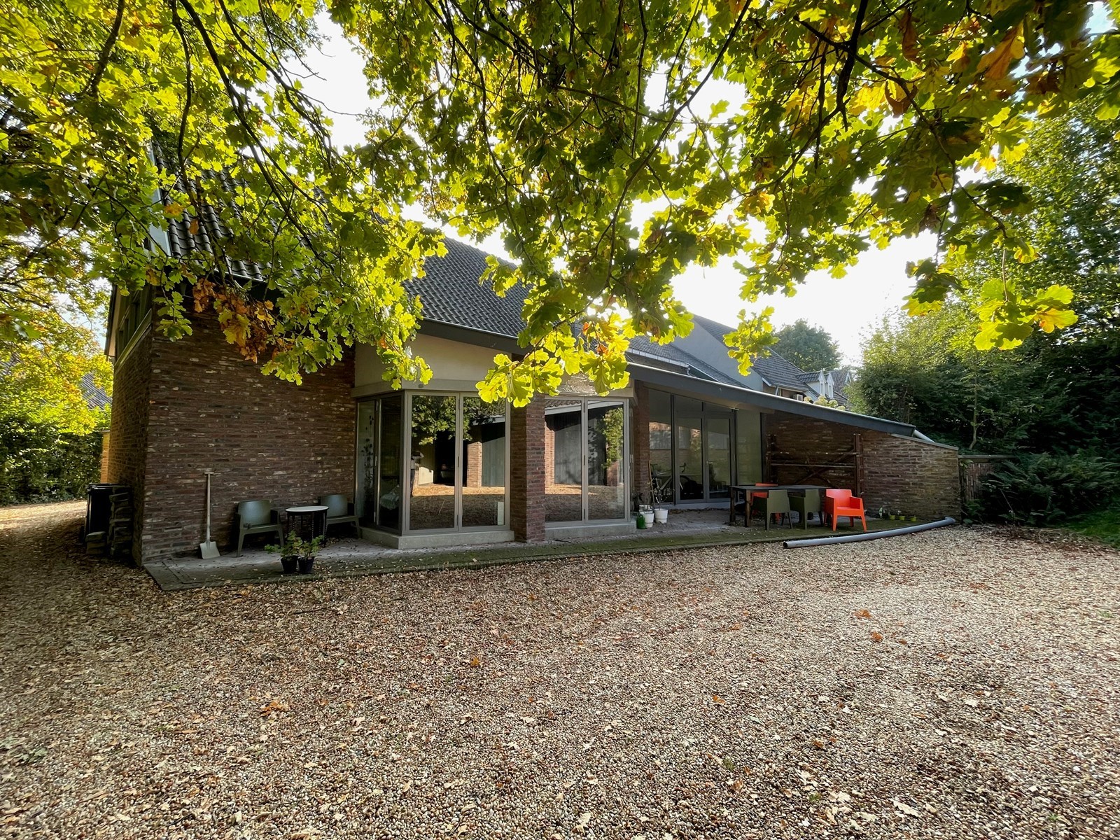 Kleurrijke design kamer in een gerenoveerde boerderij