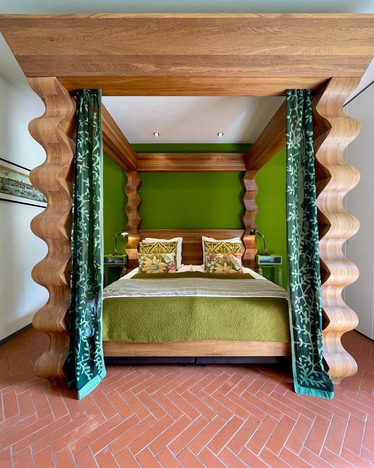 Kleurrijke design kamer in een gerenoveerde boerderij