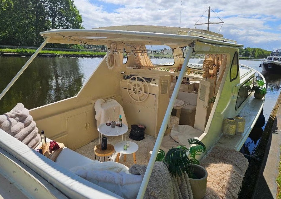 Dromen op het water: Romantisch overnachten op een knusse boot