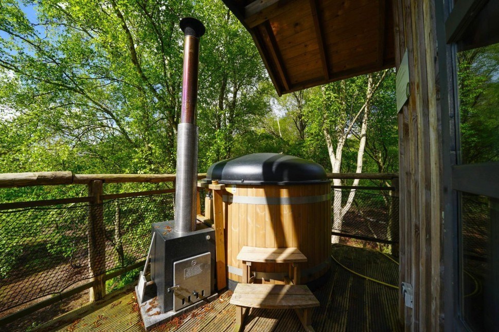 Wellness tussen de boomtoppen: Ontsnap naar deze magische boomhut XXL met hottub