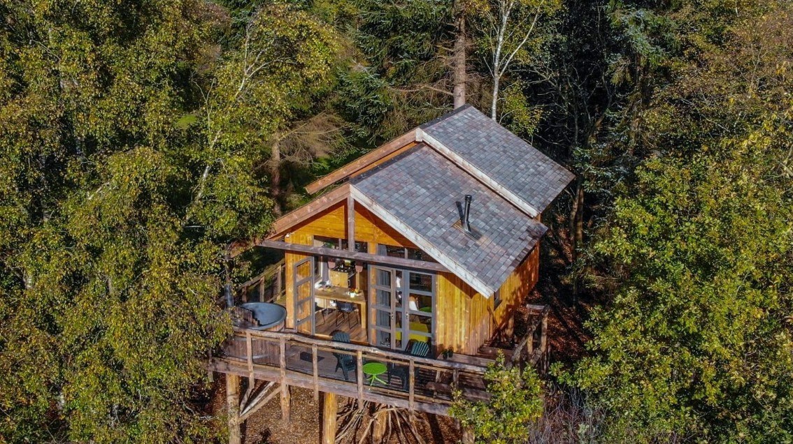 Wellness tussen de boomtoppen: Ontsnap naar deze magische boomhut XXL met hottub