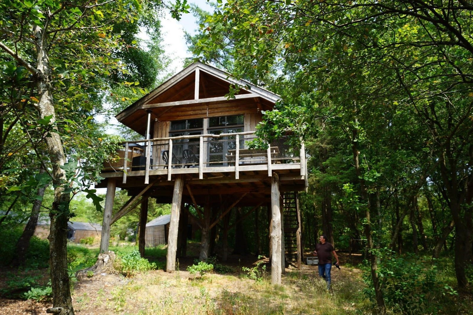 Wellness tussen de boomtoppen: Ontsnap naar deze magische boomhut XXL met hottub