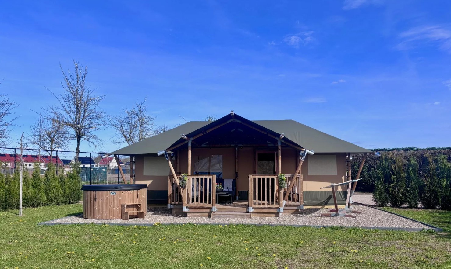 Superdeluxe glampingtent met hottub en dierenweide