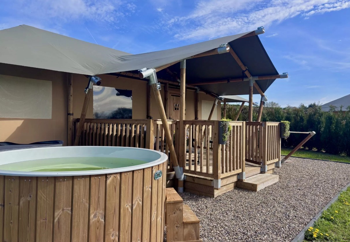 Superdeluxe glampingtent met hottub en dierenweide