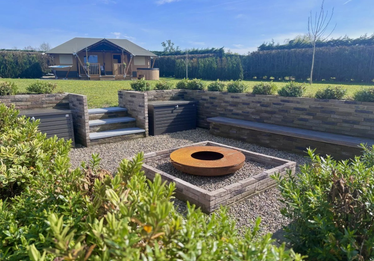 Superdeluxe glampingtent met hottub en dierenweide