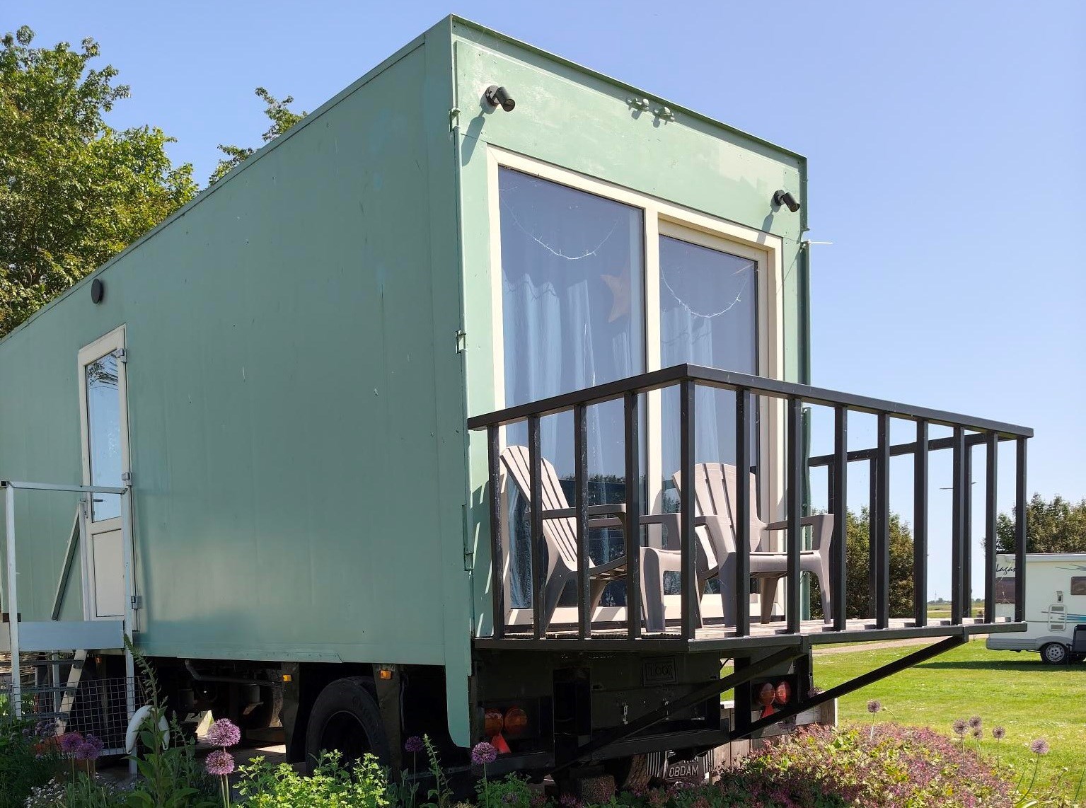 Ervaar het Friese buitenleven in een omgebouwde bloemenkoelwagen
