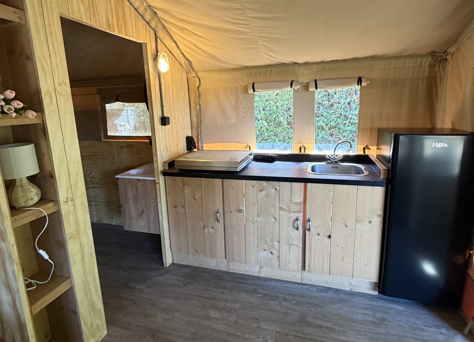Slapen in 2-persoons safaritent met ruime tuin en hottub
