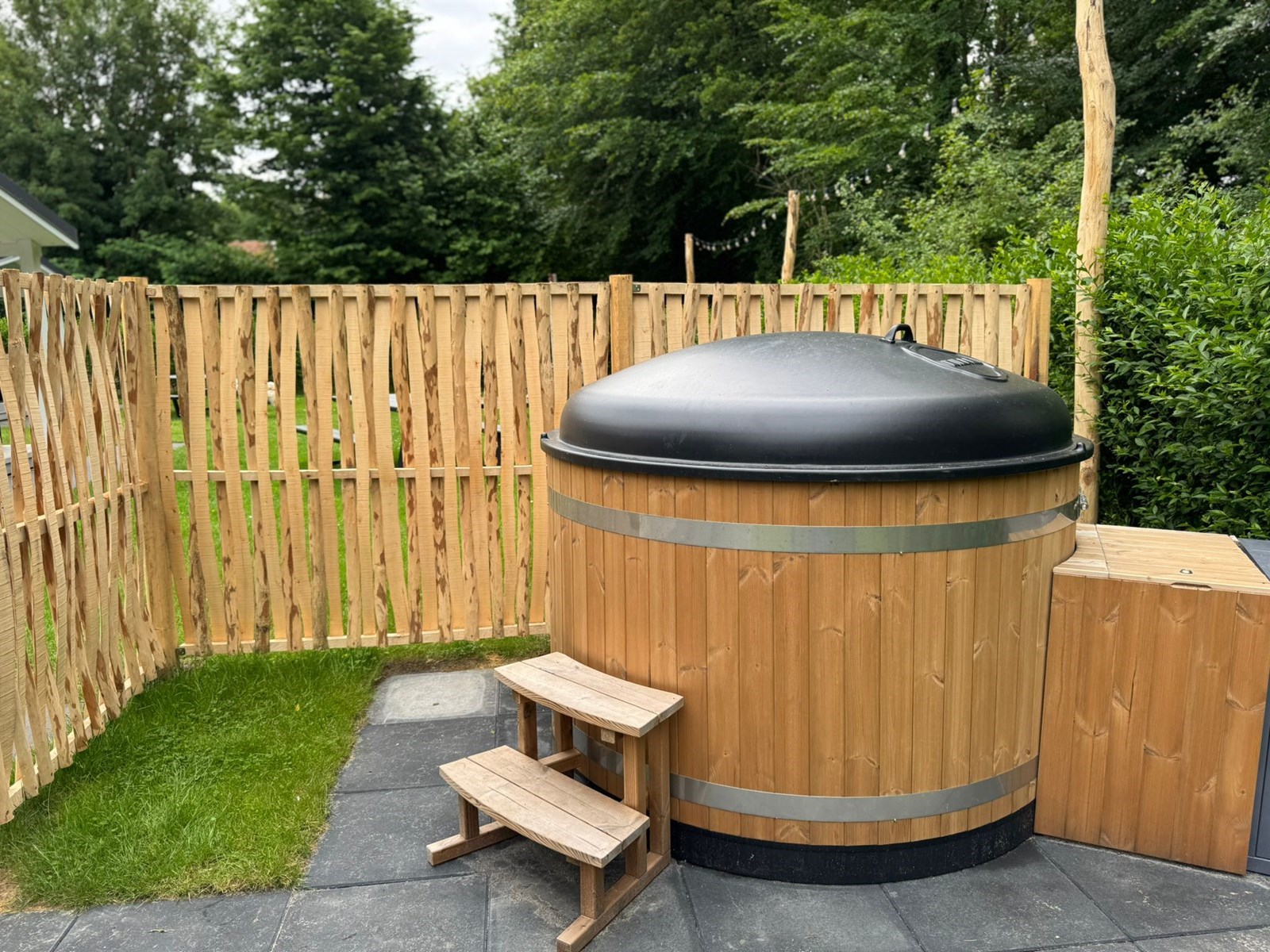 Slapen in 2-persoons safaritent met ruime tuin en hottub