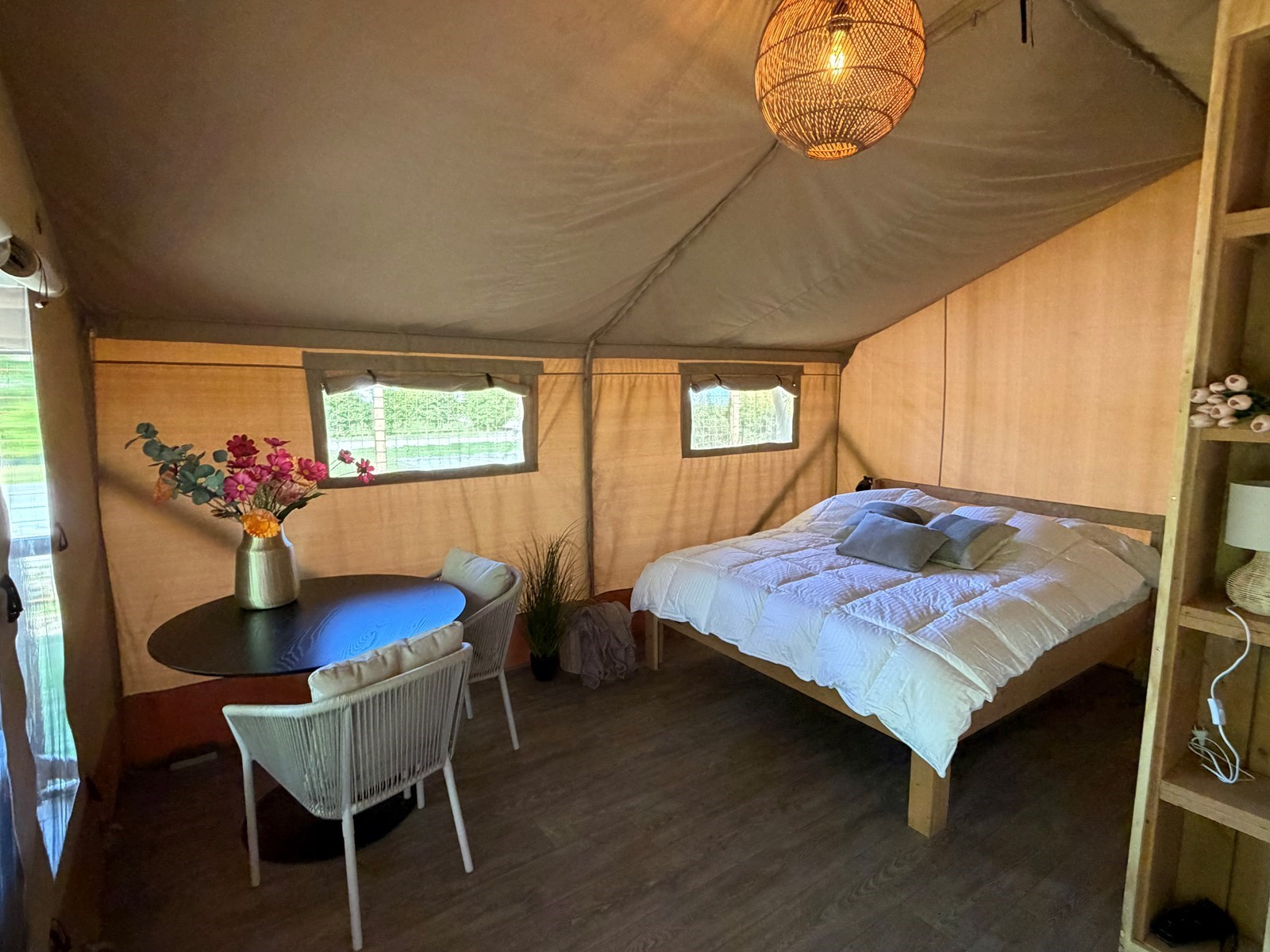 Slapen in 2-persoons safaritent met ruime tuin en hottub