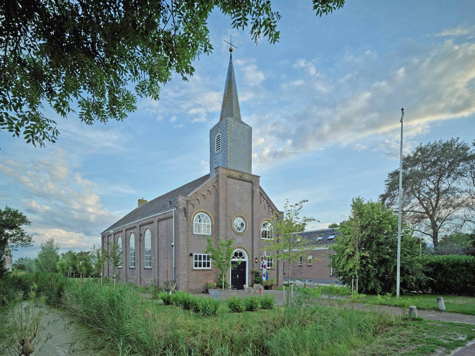 Hemels overnachten: sfeervolle suite in een Friese kerk