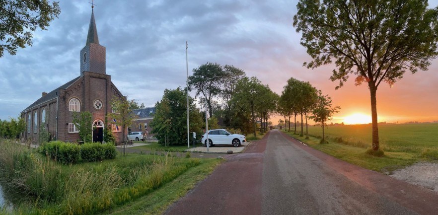 Sfeervolle kerksuite met uitzicht op de kerktuin