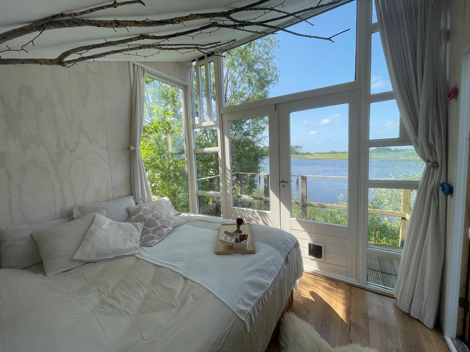 Boomhut boven het water: wakker worden met het mooiste uitzicht van Friesland