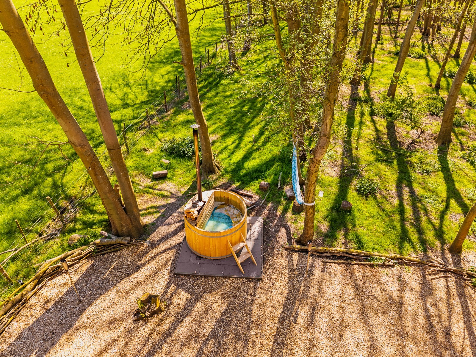 Slapen onder de sterren in een transparante bubbel met hottub, verscholen in een privébos